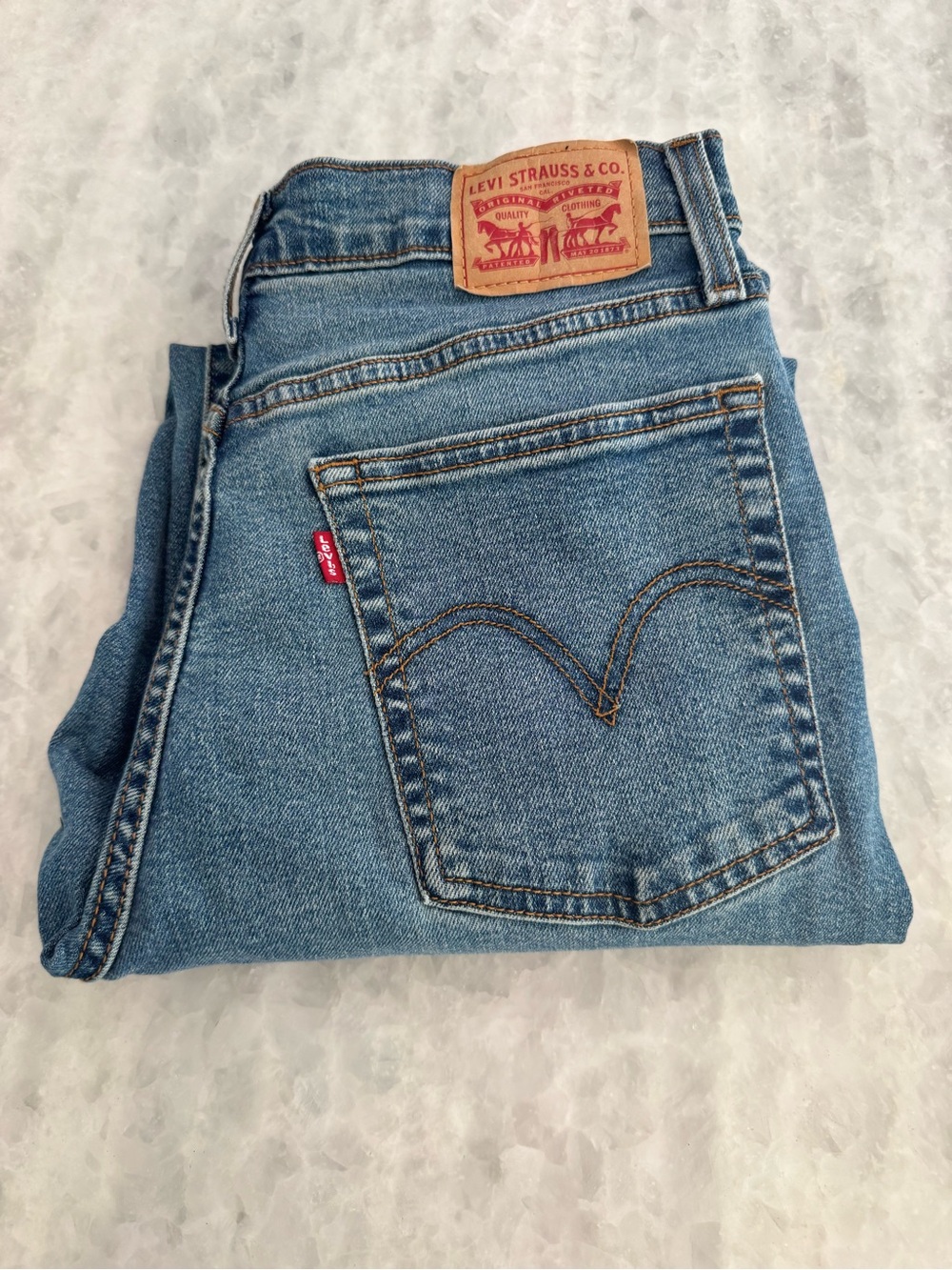 Levi's Women Vintage-Inspired Medium Blue Denim Wedgie Straight Leg Jeans 30x28